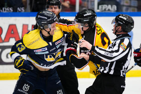 s Oscar Sundh och Luleås Gustav Rydahl i gruff