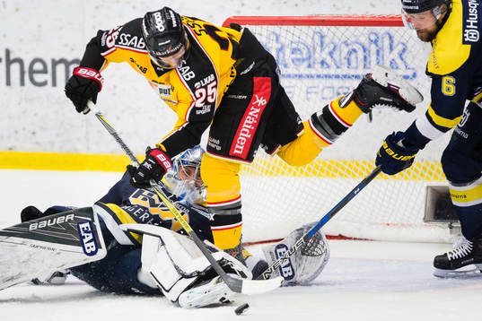 s målvakt Fredrik Pettersson-Wentzel stoppar Luleås Anton