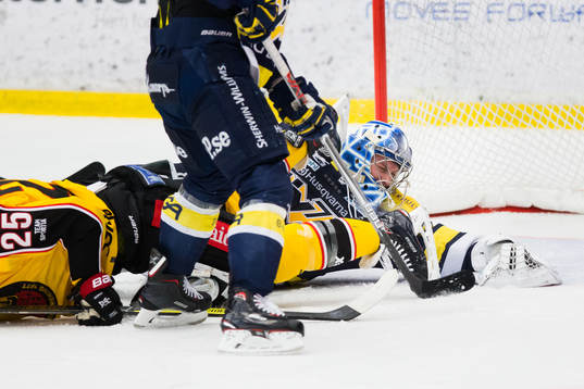 s målvakt Fredrik Pettersson-Wentzel blockerar
