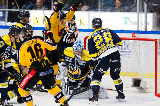 Luleås Niklas Olausson och Petter Emanuelsson jublar när