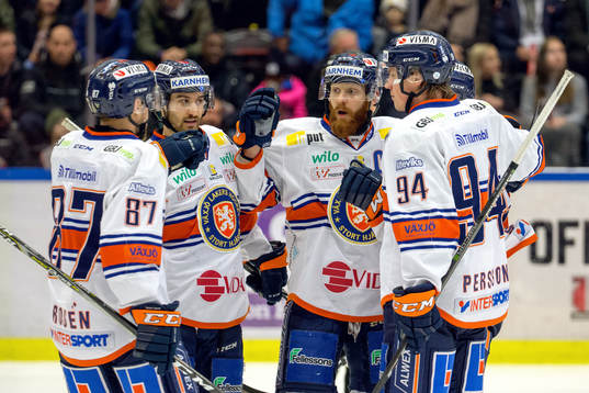 Växjös Joel Persson jublar med lagkamrater