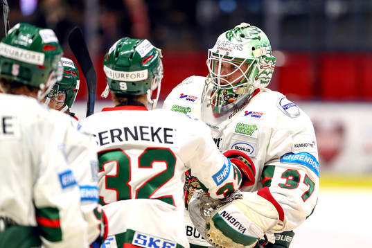 Frölundas målvakt Johan Gustafsson jublar