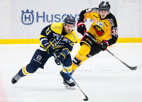 s Mattias Tedenby före Luleås Emil Larsson