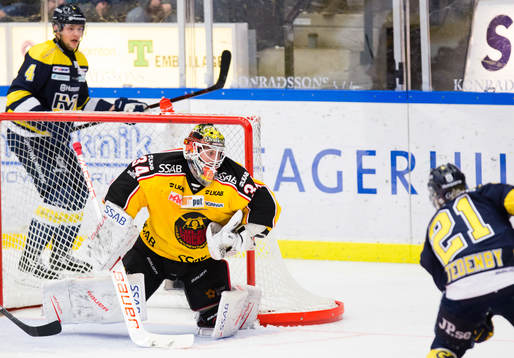 Luleås målvakt Joel Lassinatti släpper in mål till 3-2