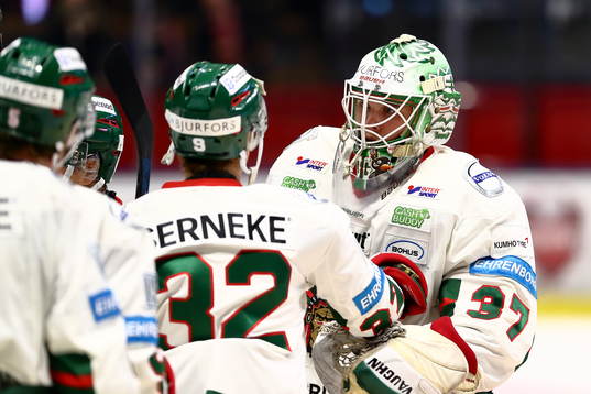 Frölundas Johan Gustafsson tackas av medspelare