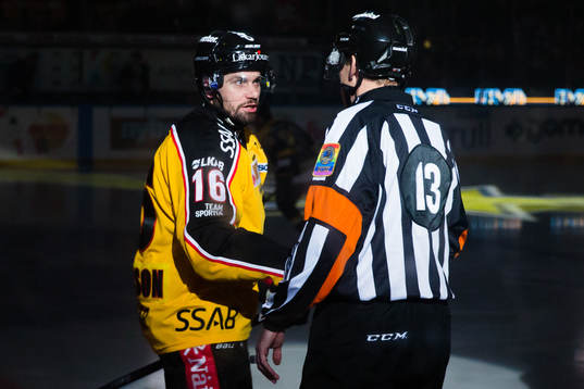 Luleås Niklas Olausson hälsar på domaren Morgan Johansson