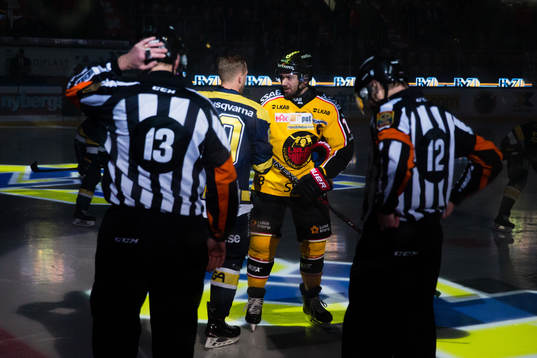 s Martin Thörnberg och Luleås Niklas Olausson skakar hand
