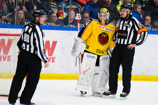 Luleås målvakt Joel Lassinatti i samtal med domaren