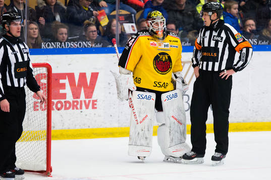 Luleås målvakt Joel Lassinatti i samtal med domaren