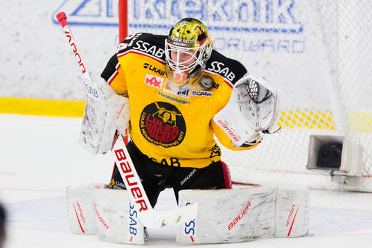 Luleås målvakt Joel Lassinatti räddar ett skott