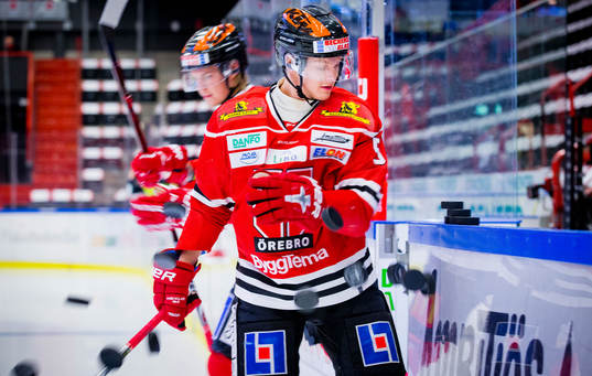 Örebros Gustav Backström välter ner matchpuckarna