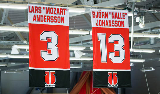 Två tröjor hissade i taket på Behrn Arena med namnen