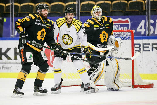 Skellefteås Johan Alm  och målvakt Joni Ortio