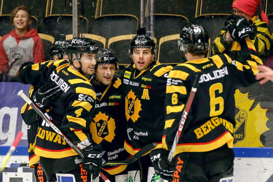 Skellefteås Oscar Möller jublar med lagkamrater