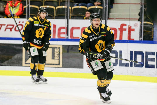 Skellefteås Oscar Möller och Joakim Lindström jublar