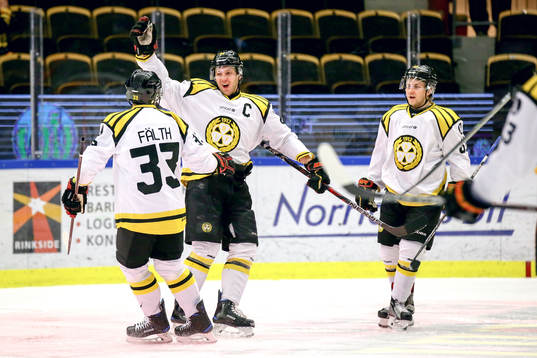 Brynäs Jacob Blomqvist jublar med lagkamrater