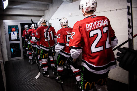 Malmö Redhawks spelare gör entré till uppvärmningen