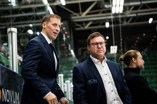 Rögles tränare Cam Abbott och assisterande tränare