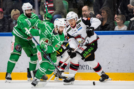 Rögles Jack Connolly och Malmö Redhawks Rhett Rakhshani