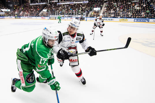 Rögles Taylor Matson och Malmö Redhawks Tuukka Mäntylä