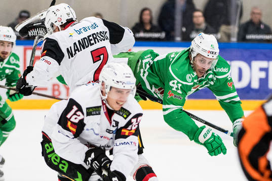 Rögles Daniel Widing tacklas av Malmö Redhawks Nils