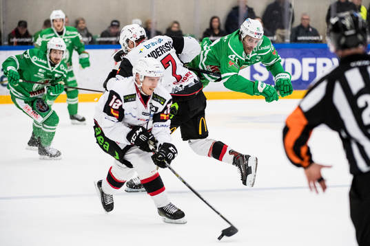 Rögles Daniel Widing tacklas av Malmö Redhawks Nils
