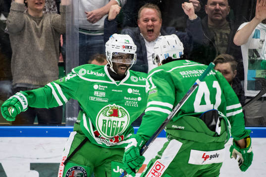 Rögles Edwin Hedberg jublar mot Daniel Widing