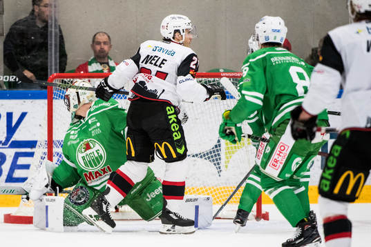 Malmö Redhawks Andy Miele gör 2-1 bakom Rögles målvakt