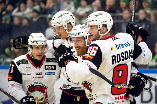 Malmö Redhawks Jens Olsson jublar med lagkamrater