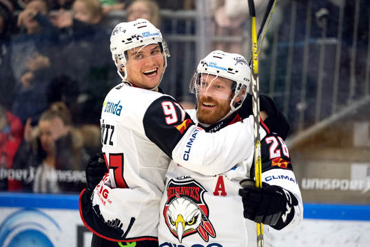 Malmö Redhawks Max Görtz och Jens Olsson jublar