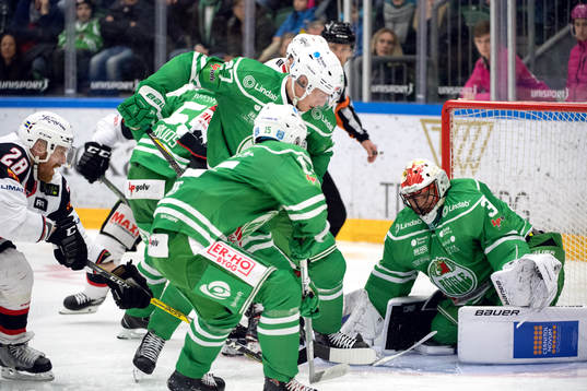 Malmö Redhawks Jens Olsson trycker in 2-3 bakom Rögles