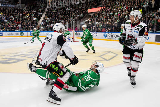 Malmö Redhawks Tuukka Mäntylä tacklar Rögles Ludvig