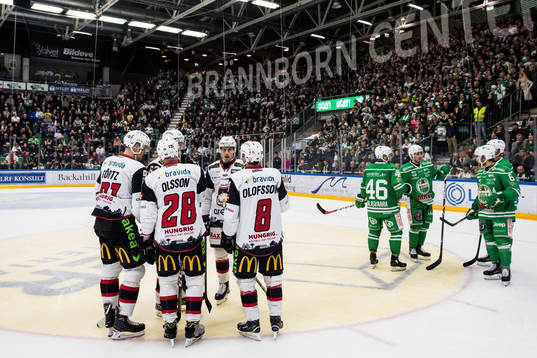 Malmö Redhawks spelare och Rögles spelare pratar ihop sig