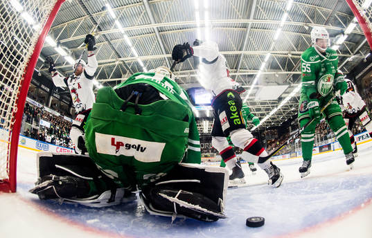 Malmö Redhawks Jens Olsson (tv) jublar
