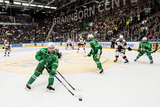 Rögles Bryan Lerg med pucken