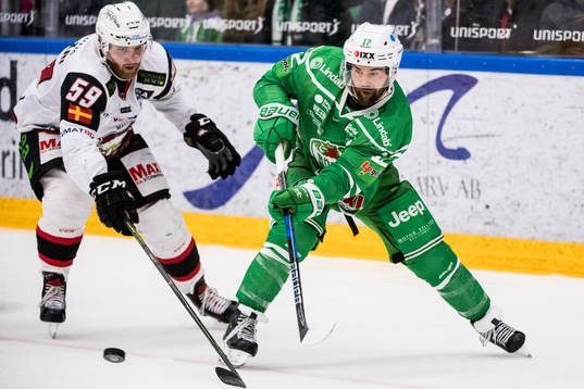 Rögles Jack Connolly och Malmö Redhawks Anton Mylläri