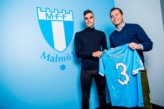 Malmö FFs sportchef Daniel Andersson räcker över tröjan