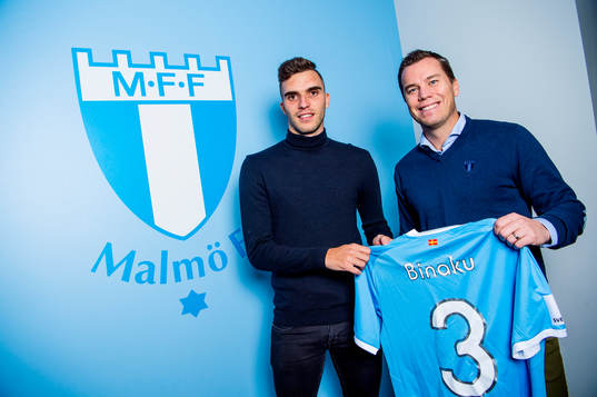 Malmö FFs sportchef Daniel Andersson räcker över tröjan