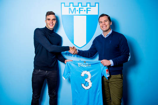 Malmö FFs sportchef Daniel Andersson räcker över tröjan