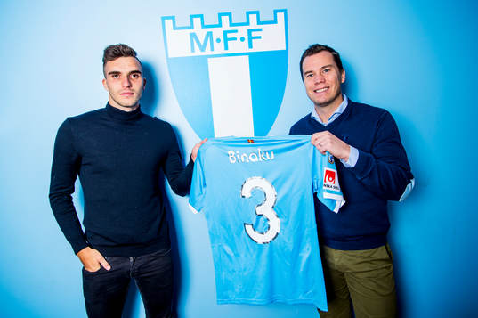 Malmö FFs sportchef Daniel Andersson räcker över tröjan