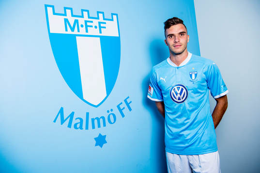Malmö FF presenterar Egzon Binaku som ny spelare, här