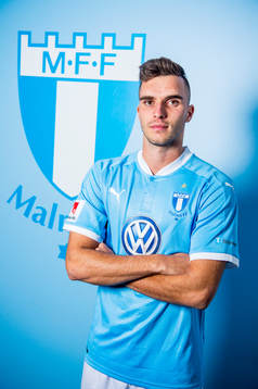 Malmö FF presenterar Egzon Binaku som ny spelare, här