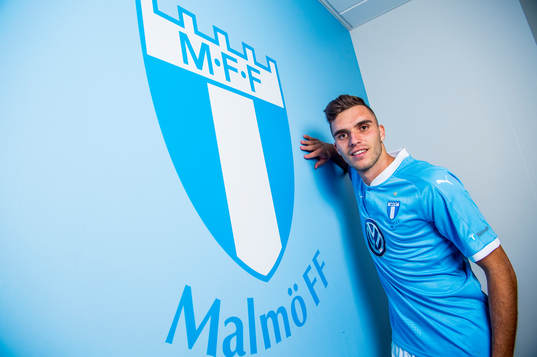 Malmö FF presenterar Egzon Binaku som ny spelare, här