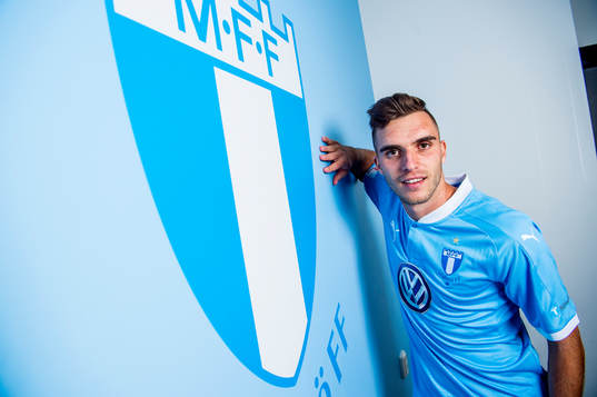 Malmö FF presenterar Egzon Binaku som ny spelare, här