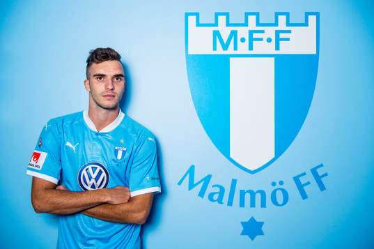 Malmö FF presenterar Egzon Binaku som ny spelare, här