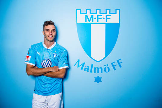 Malmö FF presenterar Egzon Binaku som ny spelare, här