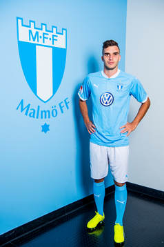 Malmö FF presenterar Egzon Binaku som ny spelare, här