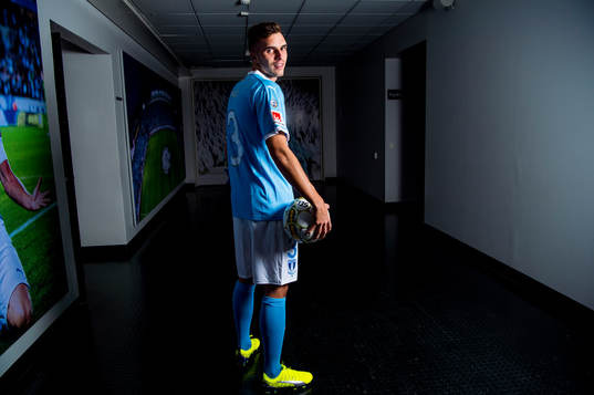 Malmö FF presenterar Egzon Binaku som ny spelare, här