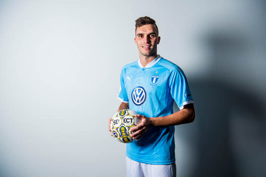 Malmö FF presenterar Egzon Binaku som ny spelare, här