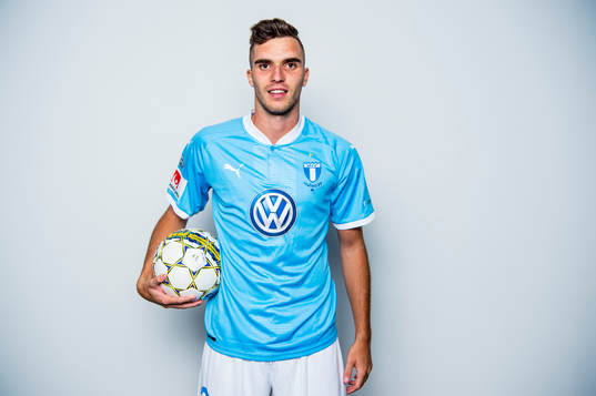 Malmö FF presenterar Egzon Binaku som ny spelare, här